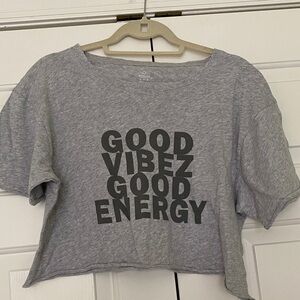 👚 OFFLINE by aerie Gray 'Good Vibez Good Energy' Crop Tee - size medium